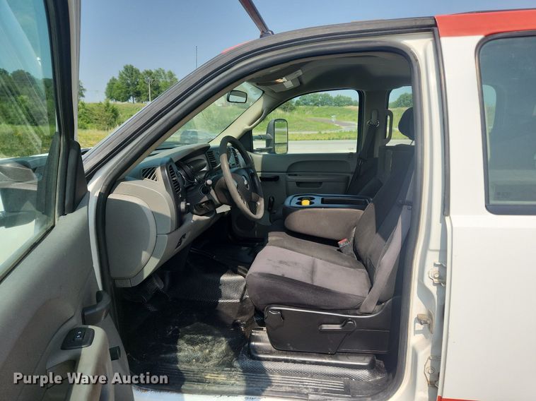 image for item LX9705 2010 Chevrolet Silverado 3500HD  Crew Cab utility bed pickup truck