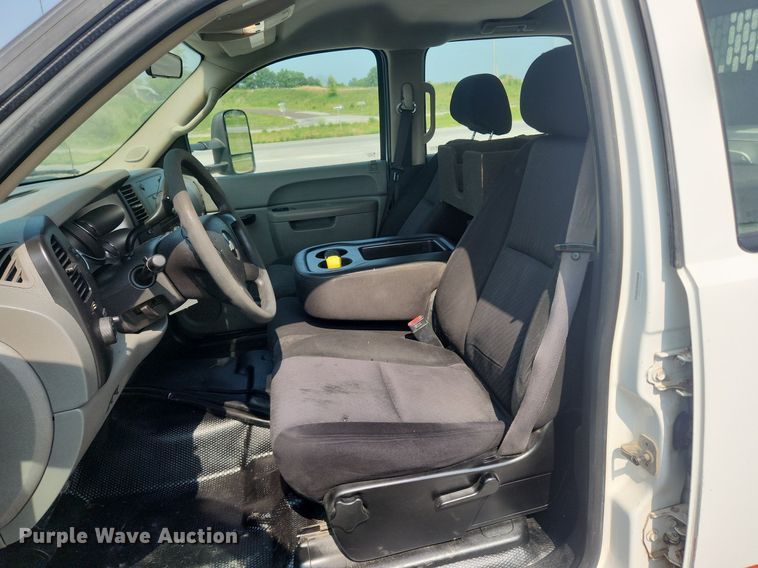 image for item LX9705 2010 Chevrolet Silverado 3500HD  Crew Cab utility bed pickup truck