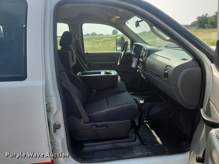 image for item LX9705 2010 Chevrolet Silverado 3500HD  Crew Cab utility bed pickup truck