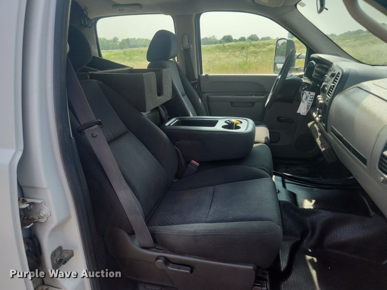 image for item LX9705 2010 Chevrolet Silverado 3500HD  Crew Cab utility bed pickup truck