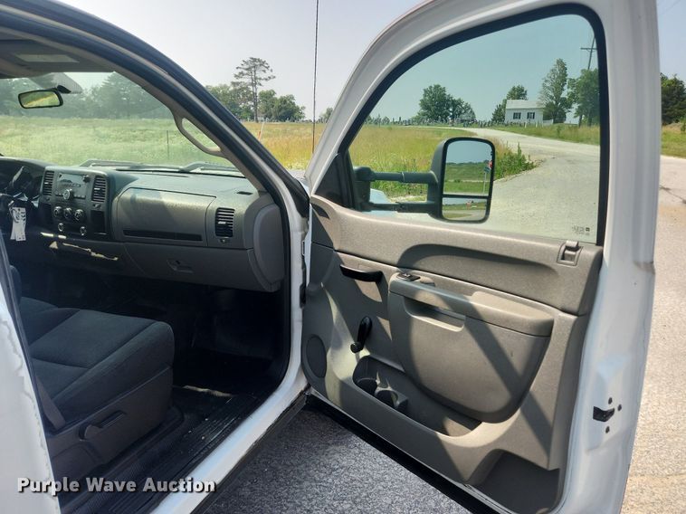 image for item LX9705 2010 Chevrolet Silverado 3500HD  Crew Cab utility bed pickup truck