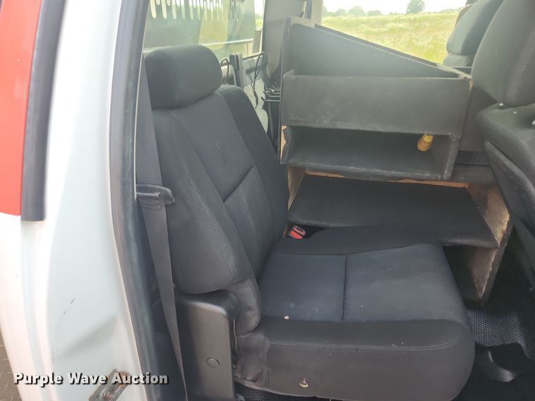 image for item LX9705 2010 Chevrolet Silverado 3500HD  Crew Cab utility bed pickup truck