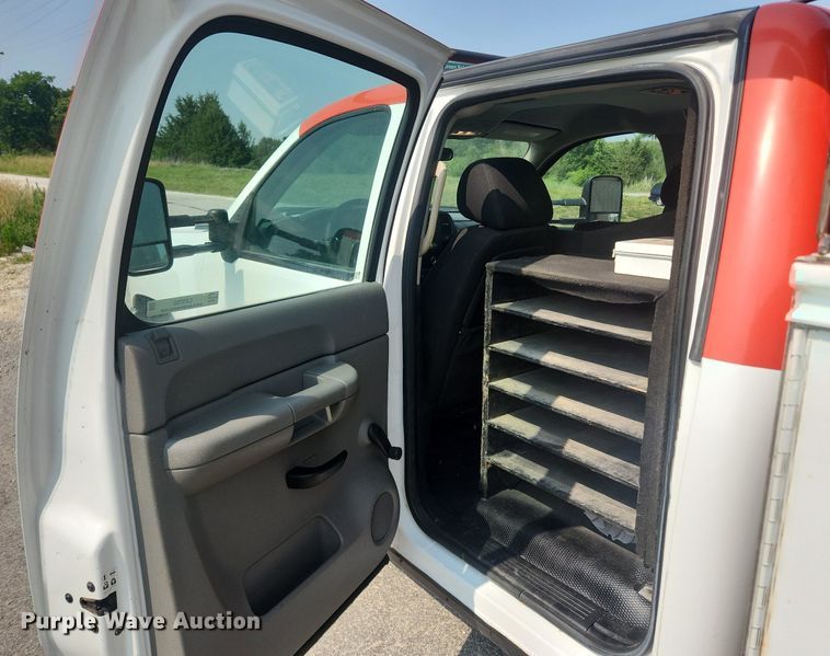 image for item LX9705 2010 Chevrolet Silverado 3500HD  Crew Cab utility bed pickup truck