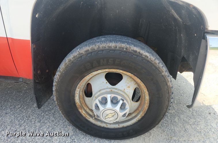 image for item LX9705 2010 Chevrolet Silverado 3500HD  Crew Cab utility bed pickup truck