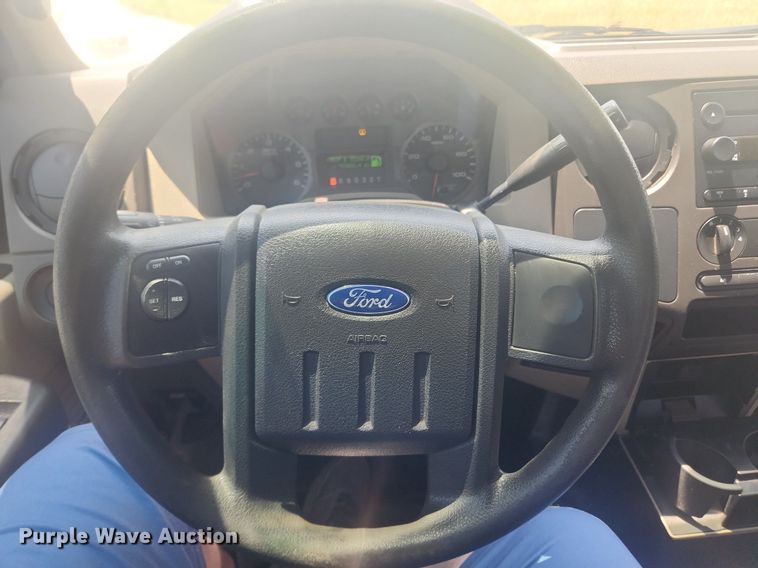 image for item LX9736 2009 Ford F250 Super Duty XL  pickup truck