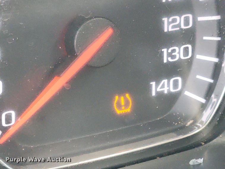 image for item LX9738 2016 Chevrolet Silverado 2500HD LS  Crew Cab flatbed pickup truck