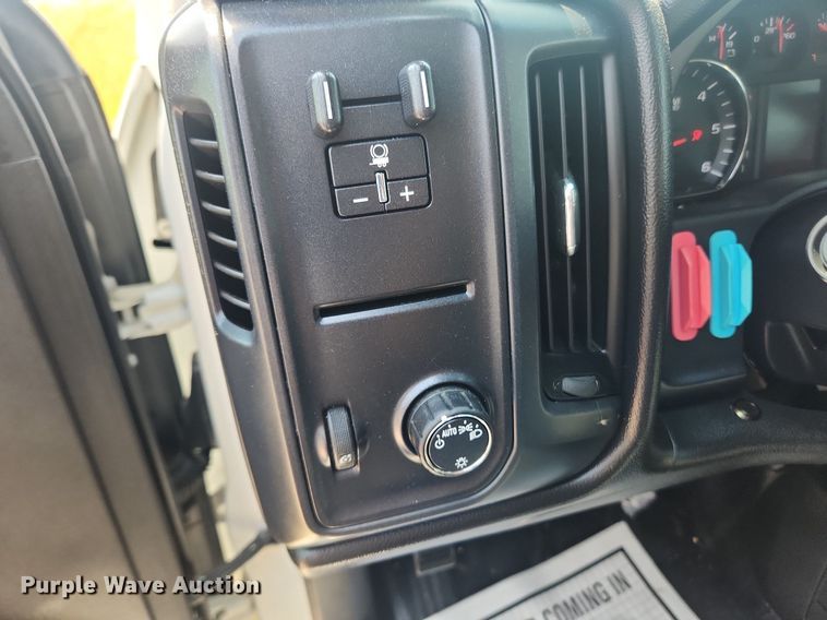 image for item LX9738 2016 Chevrolet Silverado 2500HD LS  Crew Cab flatbed pickup truck