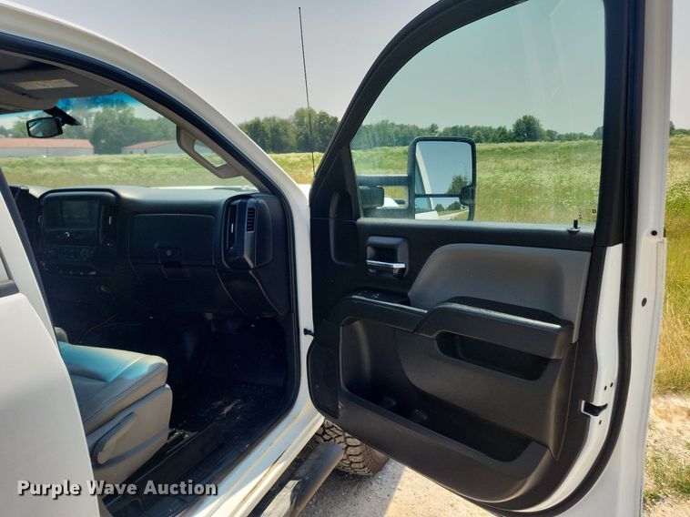 image for item LX9738 2016 Chevrolet Silverado 2500HD LS  Crew Cab flatbed pickup truck