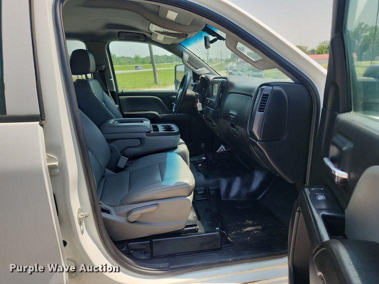 image for item LX9738 2016 Chevrolet Silverado 2500HD LS  Crew Cab flatbed pickup truck