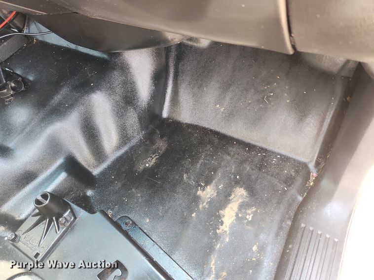 image for item LX9738 2016 Chevrolet Silverado 2500HD LS  Crew Cab flatbed pickup truck