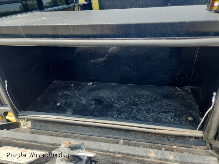 image for item LX9738 2016 Chevrolet Silverado 2500HD LS  Crew Cab flatbed pickup truck