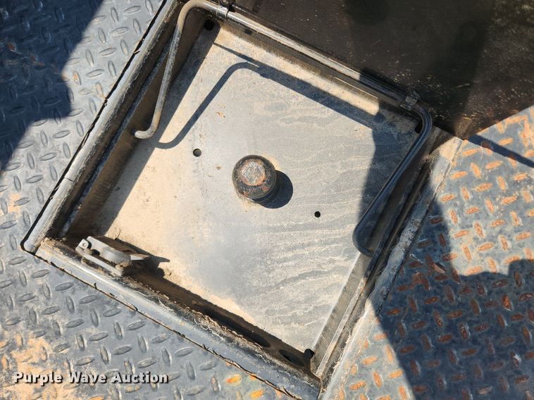 image for item LX9738 2016 Chevrolet Silverado 2500HD LS  Crew Cab flatbed pickup truck