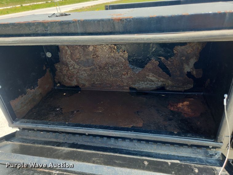 image for item LX9738 2016 Chevrolet Silverado 2500HD LS  Crew Cab flatbed pickup truck