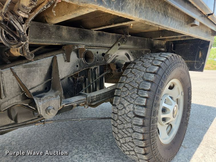 image for item LX9738 2016 Chevrolet Silverado 2500HD LS  Crew Cab flatbed pickup truck