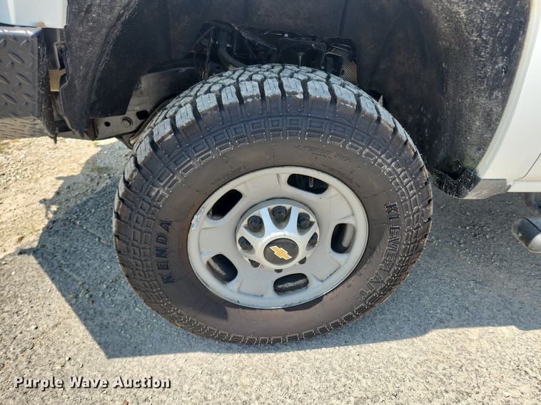 image for item LX9738 2016 Chevrolet Silverado 2500HD LS  Crew Cab flatbed pickup truck