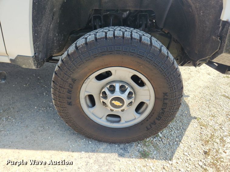 image for item LX9738 2016 Chevrolet Silverado 2500HD LS  Crew Cab flatbed pickup truck