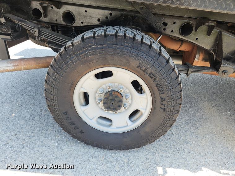 image for item LX9738 2016 Chevrolet Silverado 2500HD LS  Crew Cab flatbed pickup truck