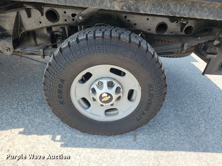 image for item LX9738 2016 Chevrolet Silverado 2500HD LS  Crew Cab flatbed pickup truck