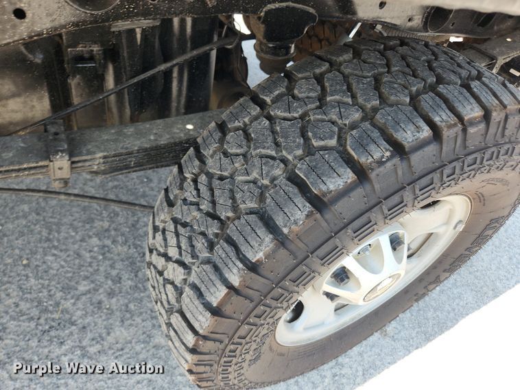 image for item LX9738 2016 Chevrolet Silverado 2500HD LS  Crew Cab flatbed pickup truck