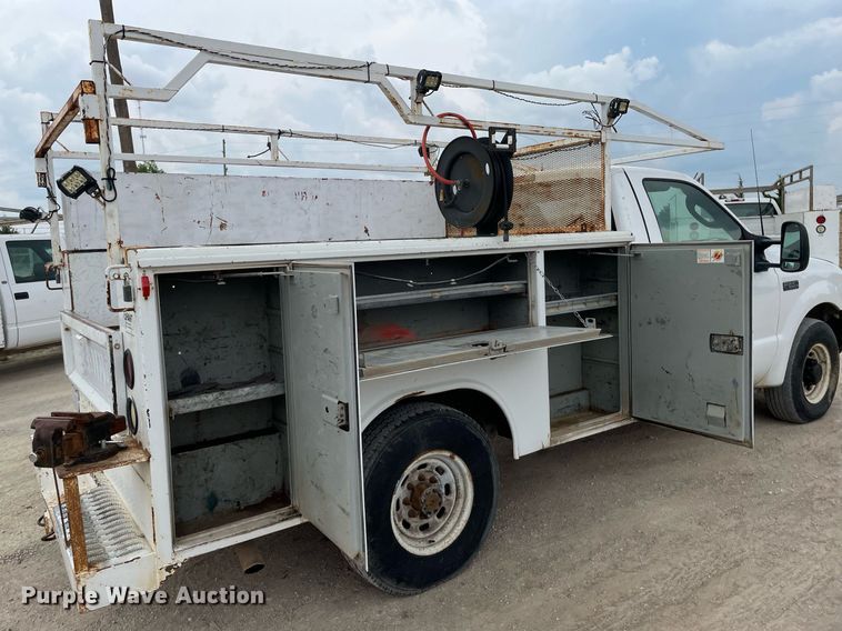 image for item LY9739 2003 Ford F250  utility bed pickup truck