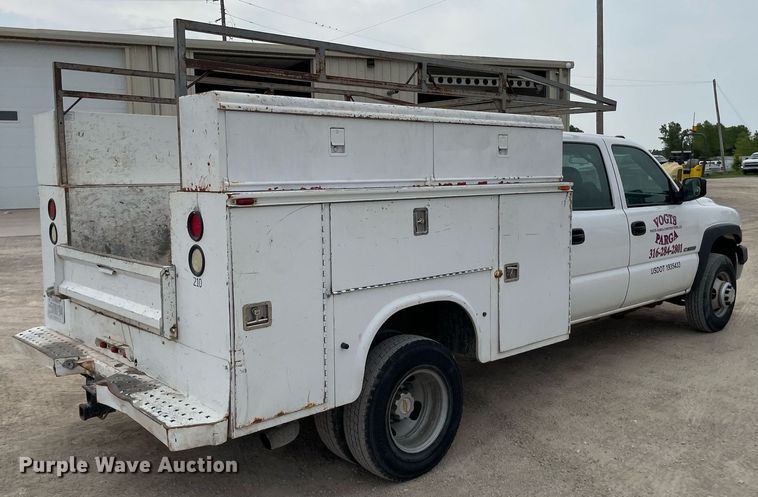 image for item LY9740 2002 Chevrolet Silverado 3500  Crew Cab utility bed pickup truck