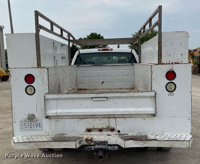 image for item LY9740 2002 Chevrolet Silverado 3500  Crew Cab utility bed pickup truck