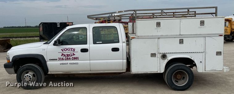 image for item LY9740 2002 Chevrolet Silverado 3500  Crew Cab utility bed pickup truck