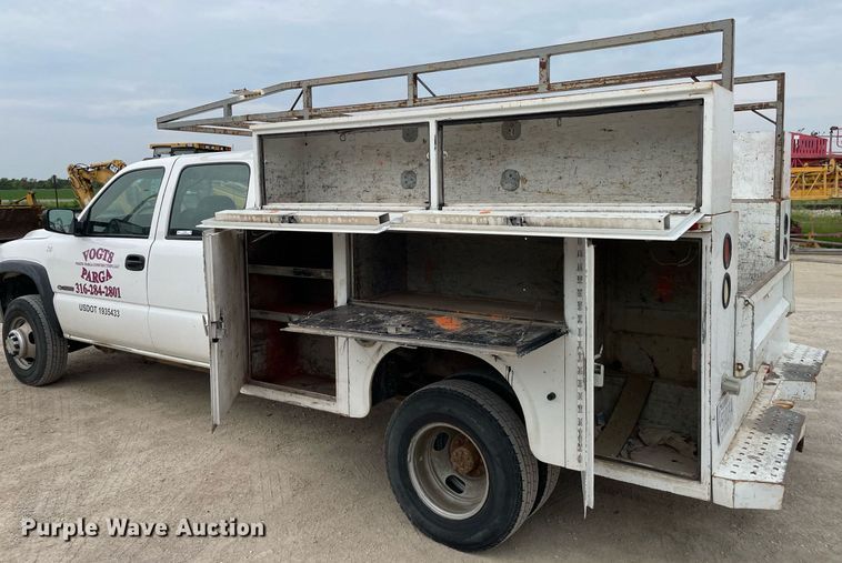 image for item LY9740 2002 Chevrolet Silverado 3500  Crew Cab utility bed pickup truck