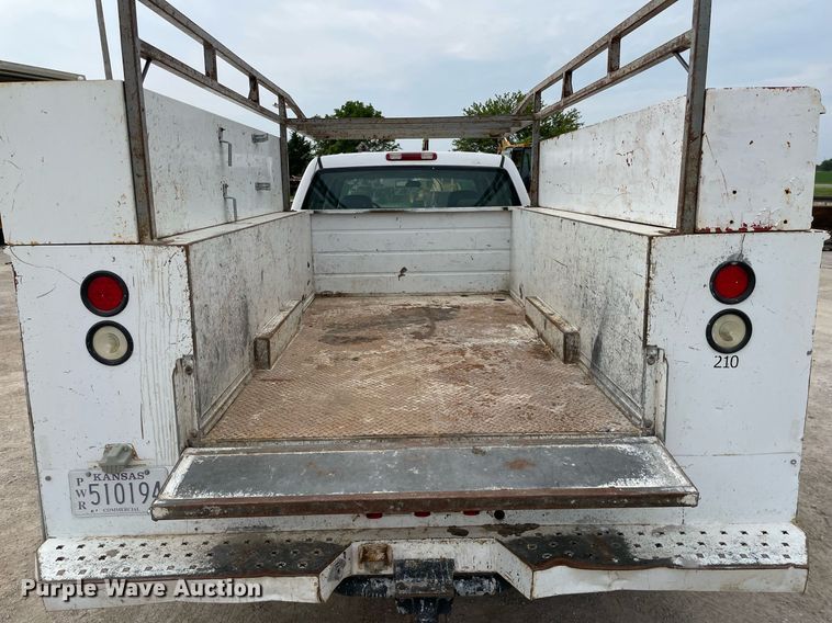 image for item LY9740 2002 Chevrolet Silverado 3500  Crew Cab utility bed pickup truck