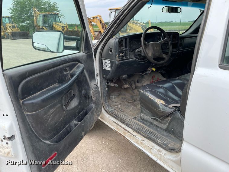 image for item LY9740 2002 Chevrolet Silverado 3500  Crew Cab utility bed pickup truck