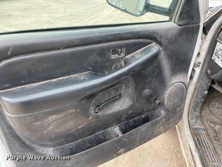 image for item LY9740 2002 Chevrolet Silverado 3500  Crew Cab utility bed pickup truck