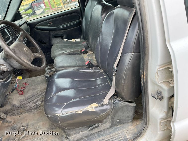 image for item LY9740 2002 Chevrolet Silverado 3500  Crew Cab utility bed pickup truck