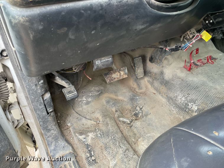 image for item LY9740 2002 Chevrolet Silverado 3500  Crew Cab utility bed pickup truck