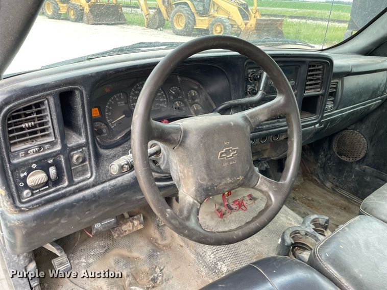 image for item LY9740 2002 Chevrolet Silverado 3500  Crew Cab utility bed pickup truck