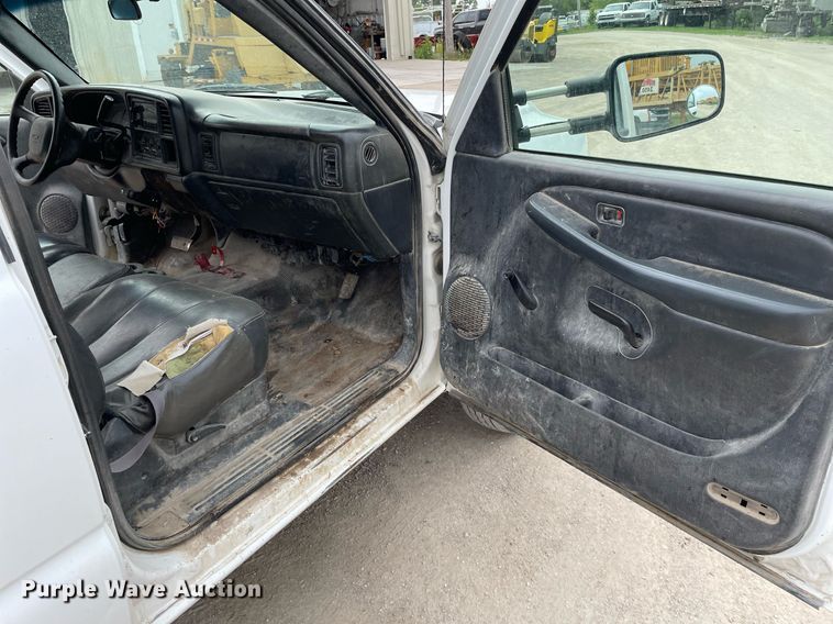 image for item LY9740 2002 Chevrolet Silverado 3500  Crew Cab utility bed pickup truck