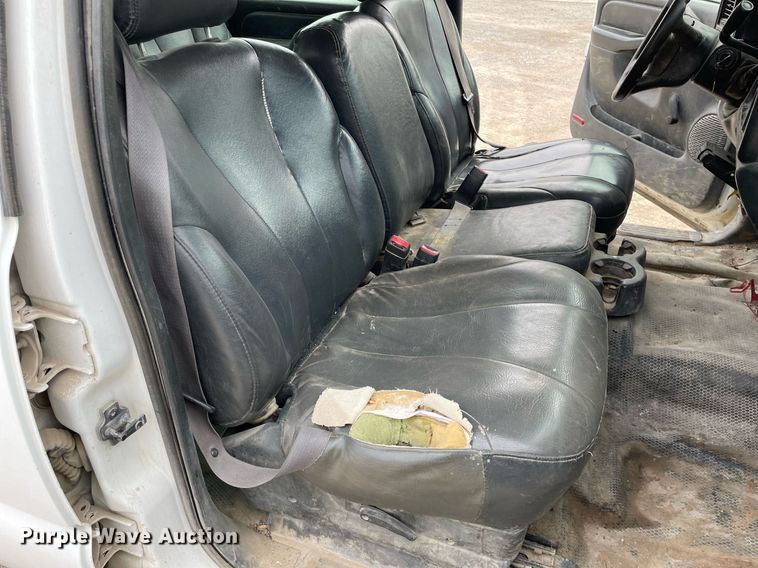 image for item LY9740 2002 Chevrolet Silverado 3500  Crew Cab utility bed pickup truck