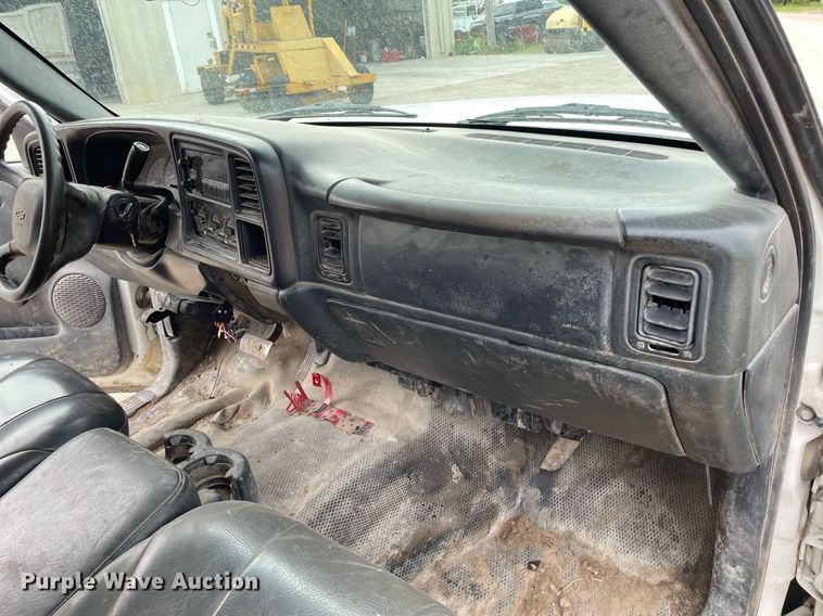 image for item LY9740 2002 Chevrolet Silverado 3500  Crew Cab utility bed pickup truck