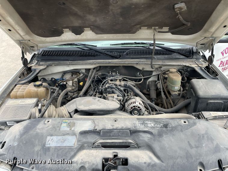 image for item LY9740 2002 Chevrolet Silverado 3500  Crew Cab utility bed pickup truck