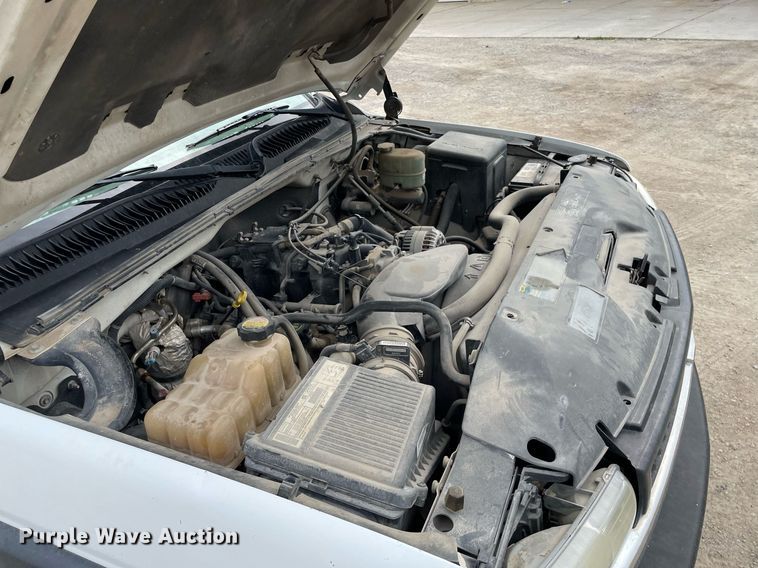 image for item LY9740 2002 Chevrolet Silverado 3500  Crew Cab utility bed pickup truck