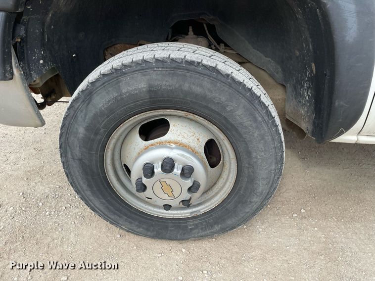 image for item LY9740 2002 Chevrolet Silverado 3500  Crew Cab utility bed pickup truck