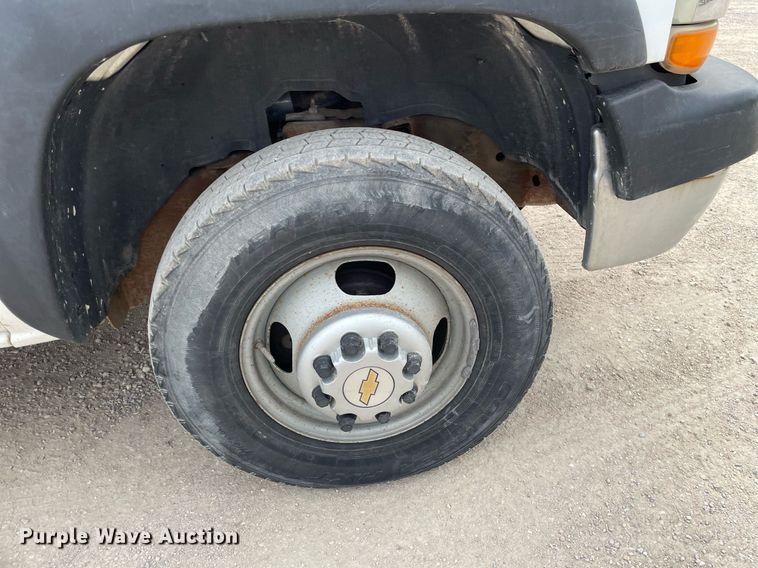 image for item LY9740 2002 Chevrolet Silverado 3500  Crew Cab utility bed pickup truck