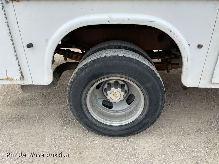 image for item LY9740 2002 Chevrolet Silverado 3500  Crew Cab utility bed pickup truck