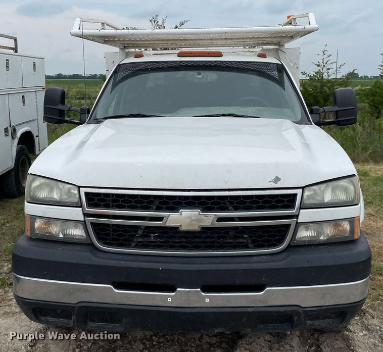 image for item LY9741 2006 Chevrolet Silverado 3500  Crew Cab utility bed pickup truck