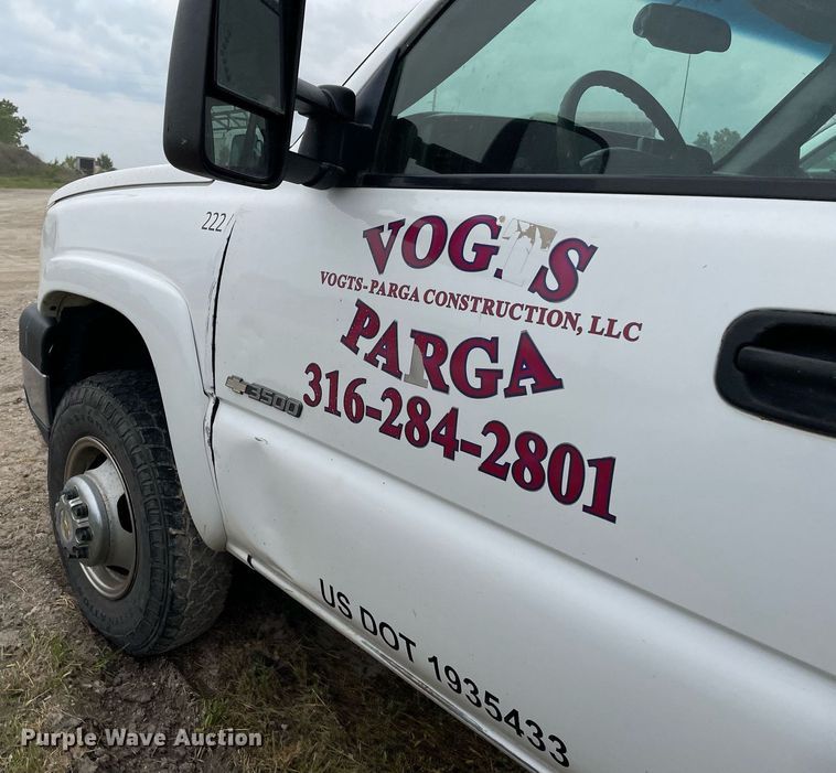 image for item LY9741 2006 Chevrolet Silverado 3500  Crew Cab utility bed pickup truck