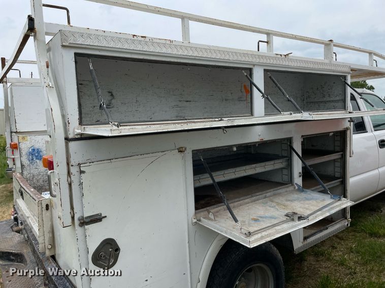 image for item LY9741 2006 Chevrolet Silverado 3500  Crew Cab utility bed pickup truck