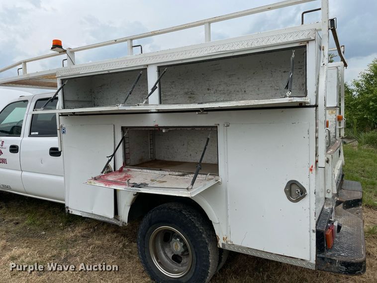 image for item LY9741 2006 Chevrolet Silverado 3500  Crew Cab utility bed pickup truck