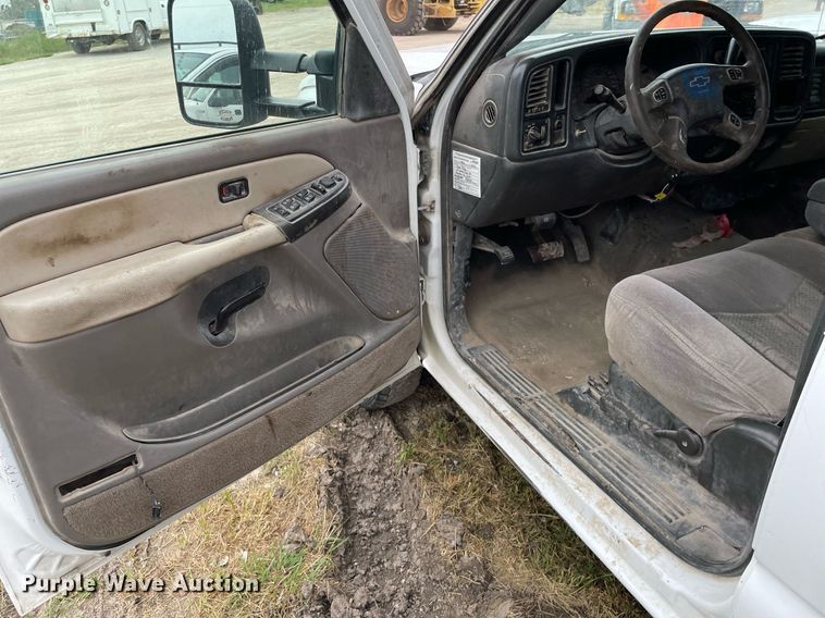 image for item LY9741 2006 Chevrolet Silverado 3500  Crew Cab utility bed pickup truck