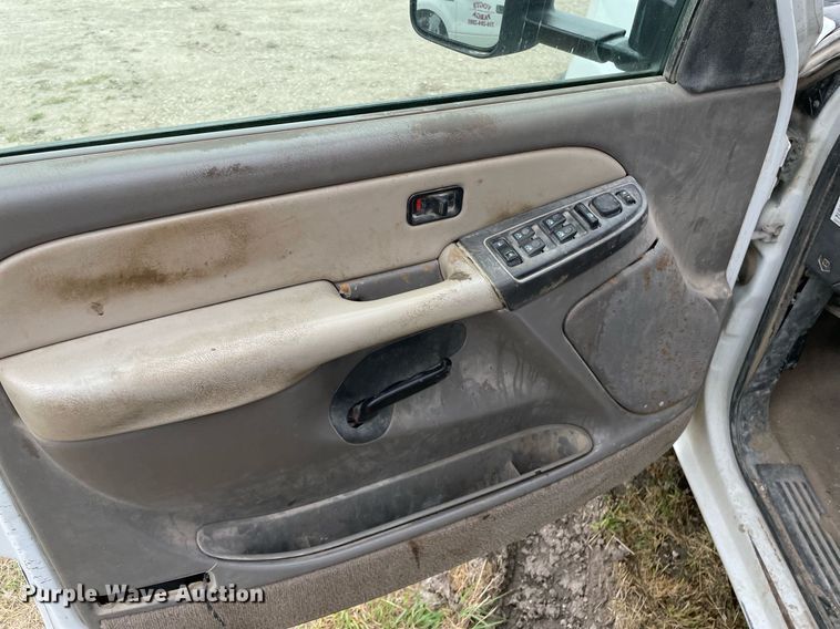 image for item LY9741 2006 Chevrolet Silverado 3500  Crew Cab utility bed pickup truck