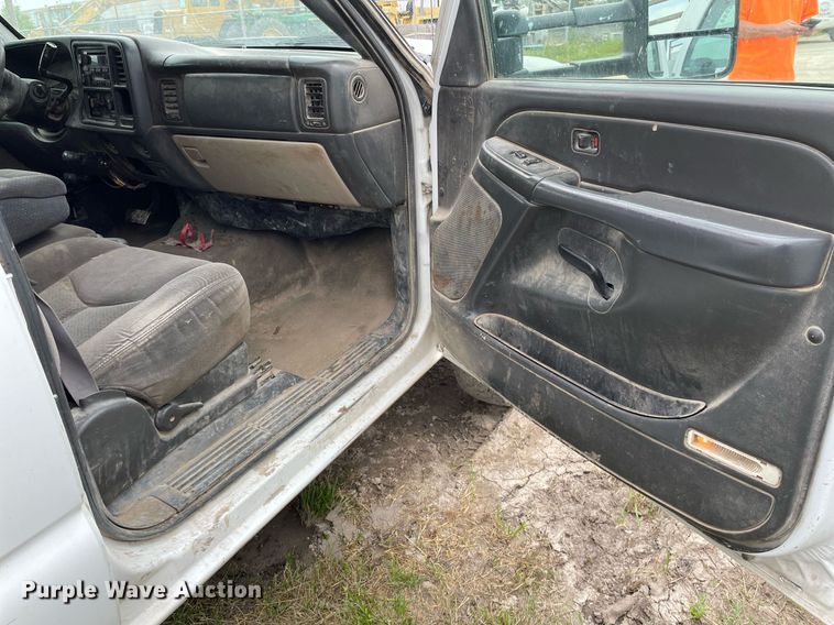 image for item LY9741 2006 Chevrolet Silverado 3500  Crew Cab utility bed pickup truck