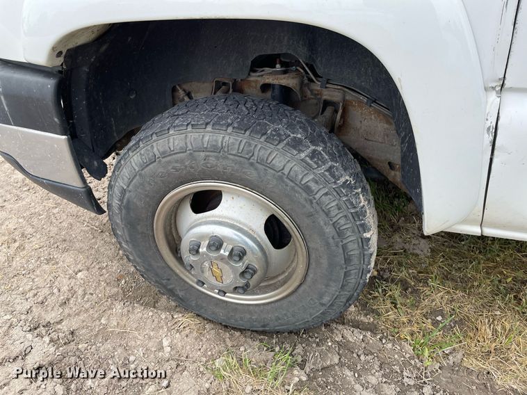 image for item LY9741 2006 Chevrolet Silverado 3500  Crew Cab utility bed pickup truck